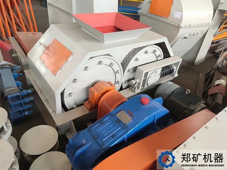 對(duì)輥制粒機(jī).jpg 對(duì)輥制粒機(jī).jpg